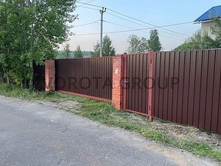 Механические откатные ворота Alutech коричневые 2100x1500
